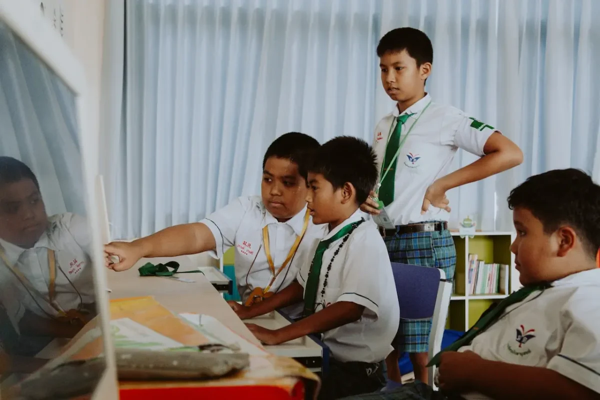 Pengadopsian Kurikulum Lokal di Kelas Global: Menanamkan Identitas Sambil Belajar Bahasa Asing