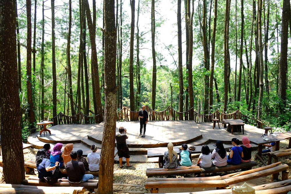 Kelas Tanpa Dinding: Eksperimen Sekolah di Tengah Hutan Tropis