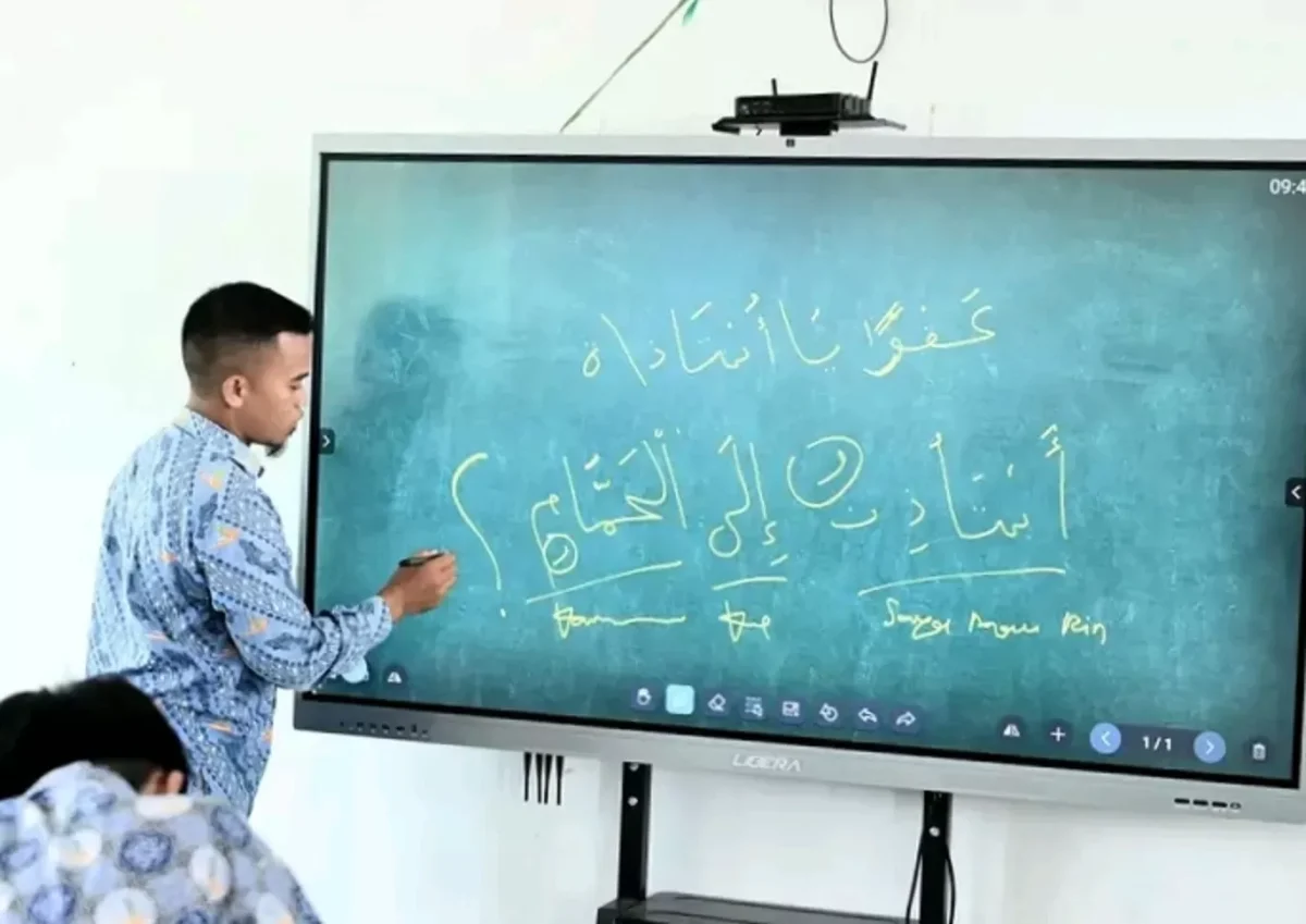 Papan Tulis Digital dari Dinding Tua: Kreativitas Sekolah Minim Fasilitas