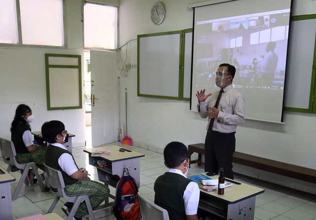 Sekolah Hybrid: Online di Rumah, Offline di Warung Kopi